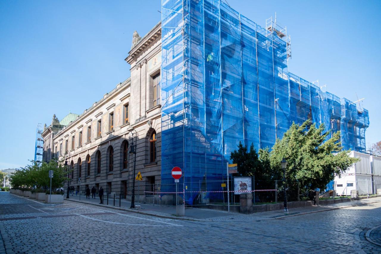 Fasada jednego z najbardziej znanych budynków w Poznaniu przechodzi metamorfozę