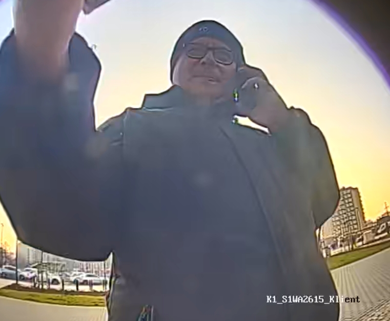 Policjanci publikują zdjęcia sprzed bankomatu i szukają tego mężczyzny