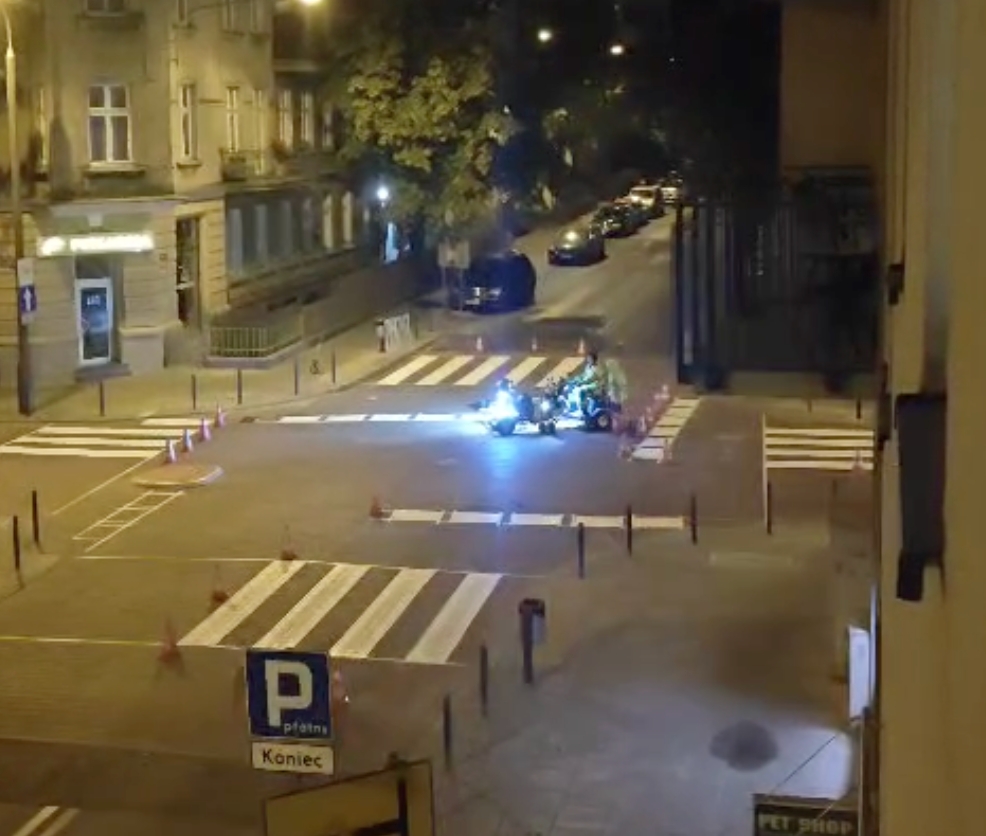 Nocne prace na skrzyżowaniu nie dały mieszkańcom spać. ZDM: "powszechnie stosowana praktyka"