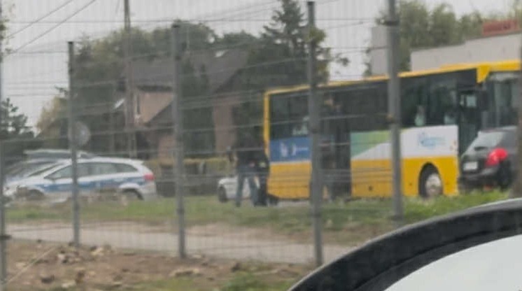 Kilka radiowozów przy hotelu pracowniczym na Szczepankowie