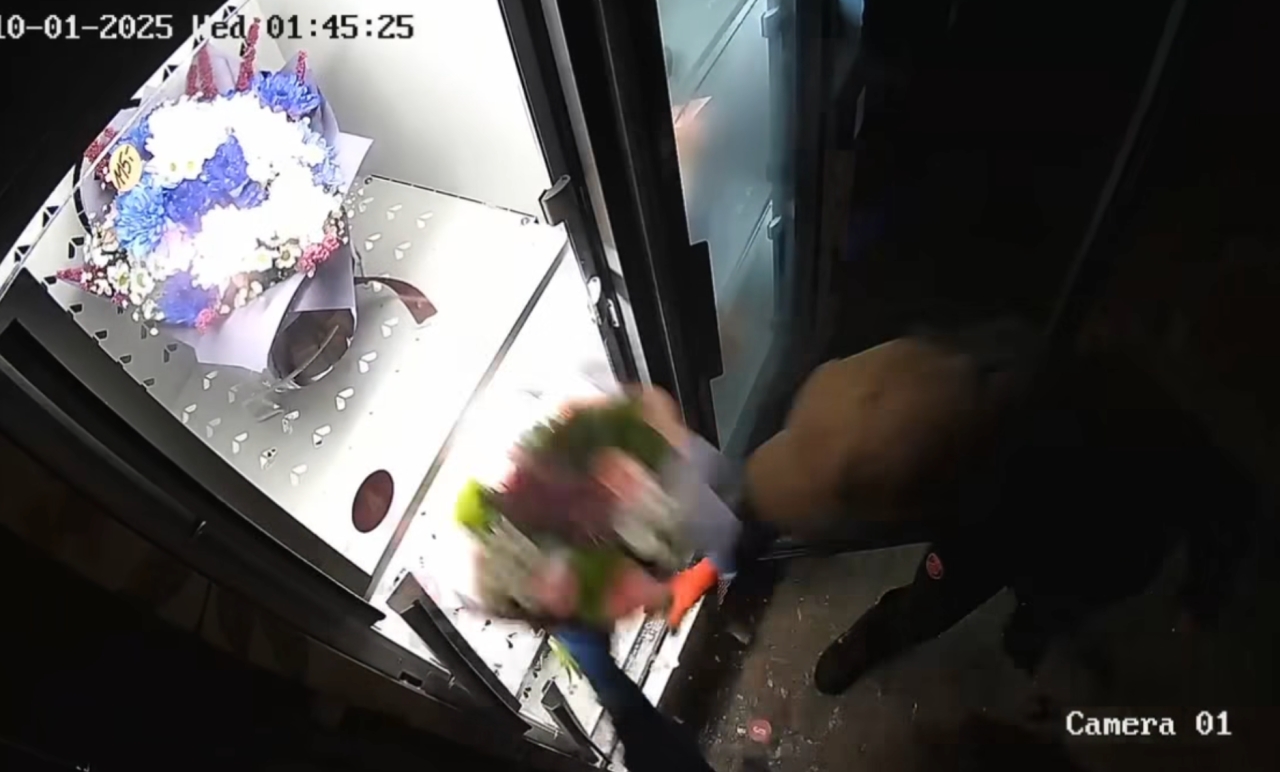 Włamali się do kwiatomatu i ukradli dwa bukiety. "Liczymy, iż partnerki dzielnych złodziei nie skaleczą się ewentualnym szkłem"
