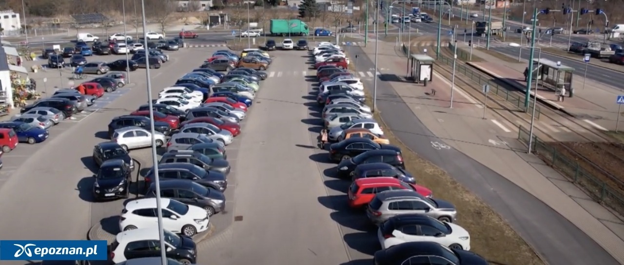 Od września parking przy cmentarzu miał być płatny, wciąż nie jest. Mamy nowe informacje