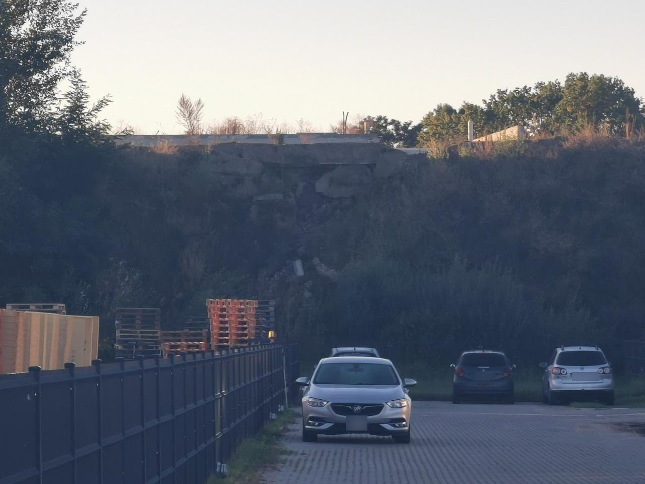 Samowolna inwestycja na podpoznańskim lotnisku zagraża sąsiednim zabudowaniom? W tle nielegalne śmietnisko