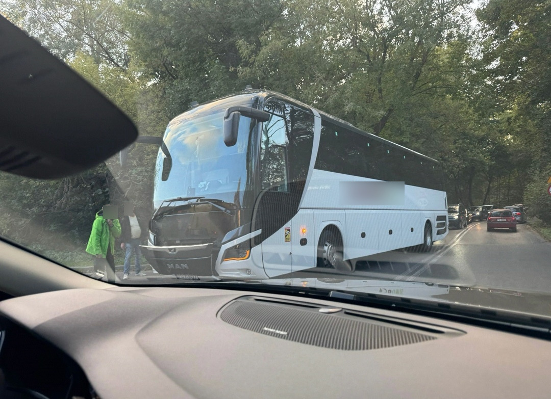 Ogromny korek na jednej z poznańskich ulic przez zepsuty autokar. "Fatalne miejsce na awarię"