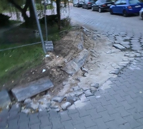 Budują mieszkania, ciężki sprzęt niszczy skwer i ulicę. "Za naprawę zapłaci deweloper czy podatnik?"