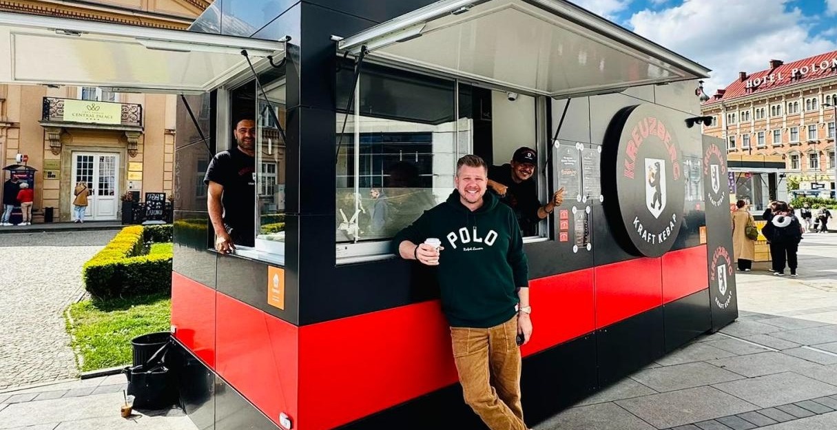 Filip Chajzer ze swoim kebabem w Poznaniu