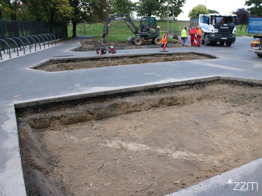 Odbruki w poznańskim parku pod nowe drzewa podzielił mieszkańców. Tak wyglądają