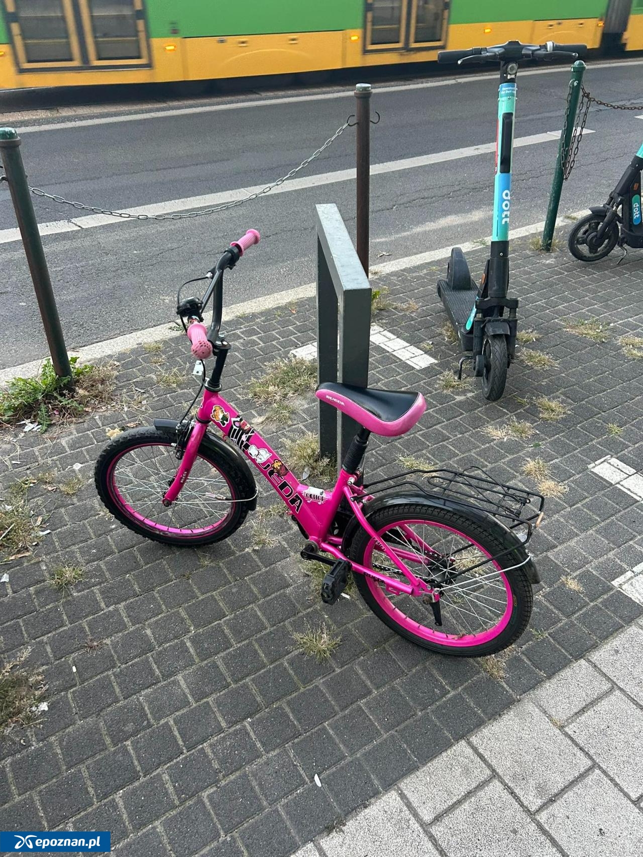 Łazarz: trójka młodych chłopców wyrzuciła rower i uciekła z miejsca. Jednoślad wciąż stoi w tym samym miejscu