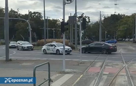 Chwila grozy na rondzie Jana Nowaka-Jeziorańskiego. Kierowca wjechał pod prąd. Pasażer tramwaju nagrał zdarzenie