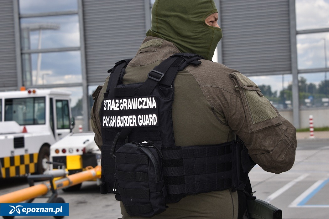 Ławica. Głupi żart seniorki i papieros zapalony na pokładzie samolotu. Oni nie polecieli na wakacje