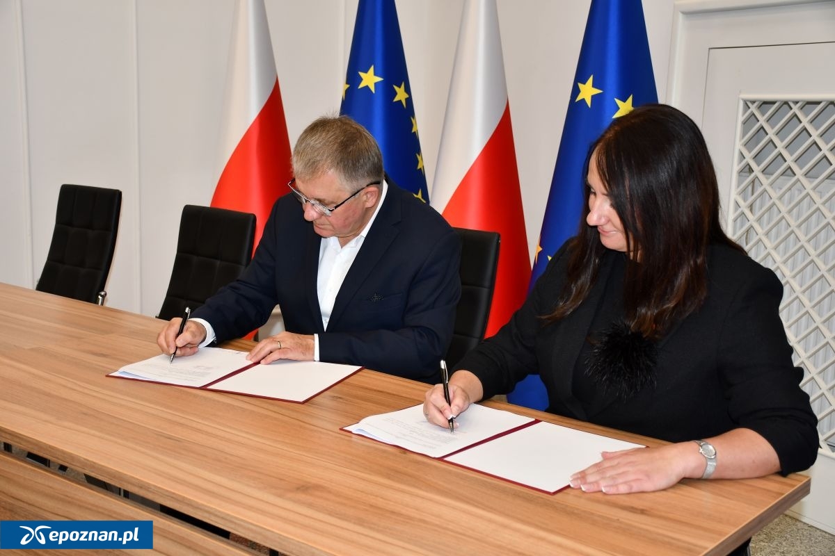 Podpisano umowę na dofinansowanie inwestycji, która w całości wyniesie ponad 5 milionów złotych. Chodzi o ścieżkę rowerową w podpoznańskiej miejscowości