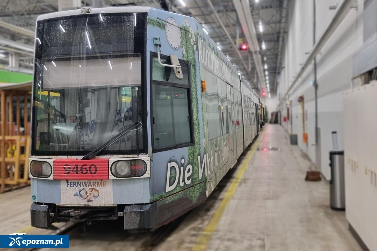 Pierwszy miał wyjechać na trasę pod koniec września, wciąż nie wozi pasażerów. Co z używanymi tramwajami z Bonn?