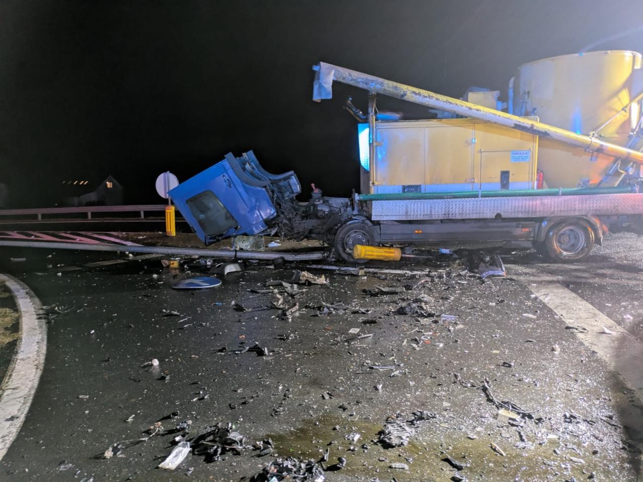 Niebezpieczny wypadek w regionie. Czołowe zderzenie pojazdów. Policja publikuje film ku przestrodze