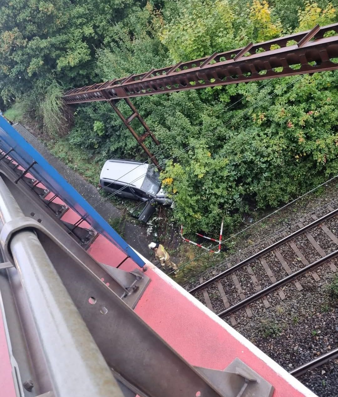 Nietypowe zdarzenie w regionie. Samochód wraz z kierowcą wypadł z wiaduktu