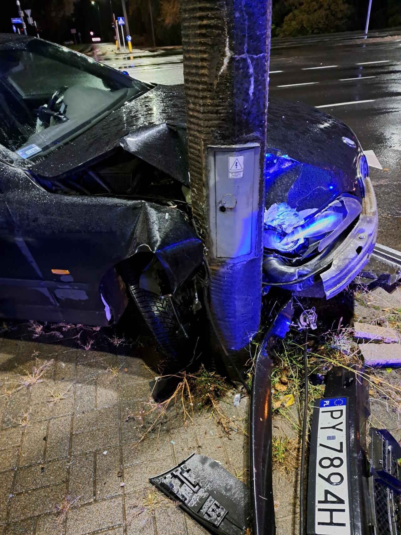 Kierowca samochodu zepchnął inny pojazd na latarnię i uciekł z miejsca. Poszukiwani są świadkowie zdarzenia