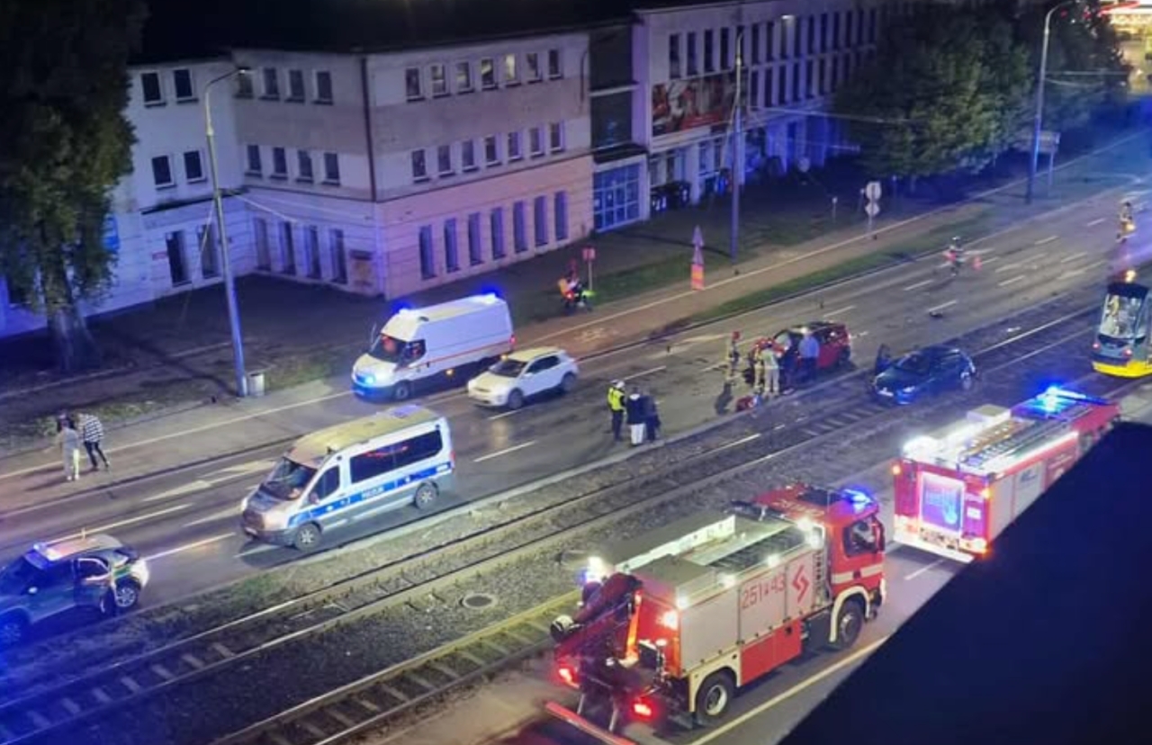 Nocny wypadek na Hetmańskiej. Auto wylądowało na torach