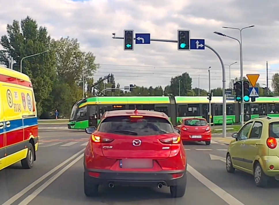 Tramwaje i autobusy wjeżdżają na skrzyżowanie "na czerwonym"?