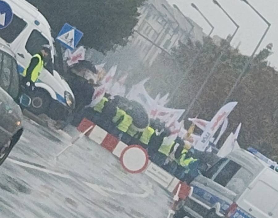 Duże utrudnienia na poznańskiej ulicy! Pracownicy ENEA protestują