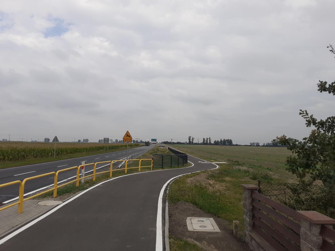 Można korzystać z nowej drogi pieszo-rowerowej przy krajówce w regionie. Na kolejną właśnie podpisano umowę