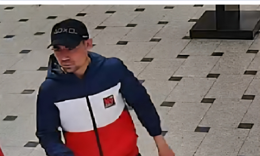 Policjanci publikują wizerunek i szukają tego mężczyzny