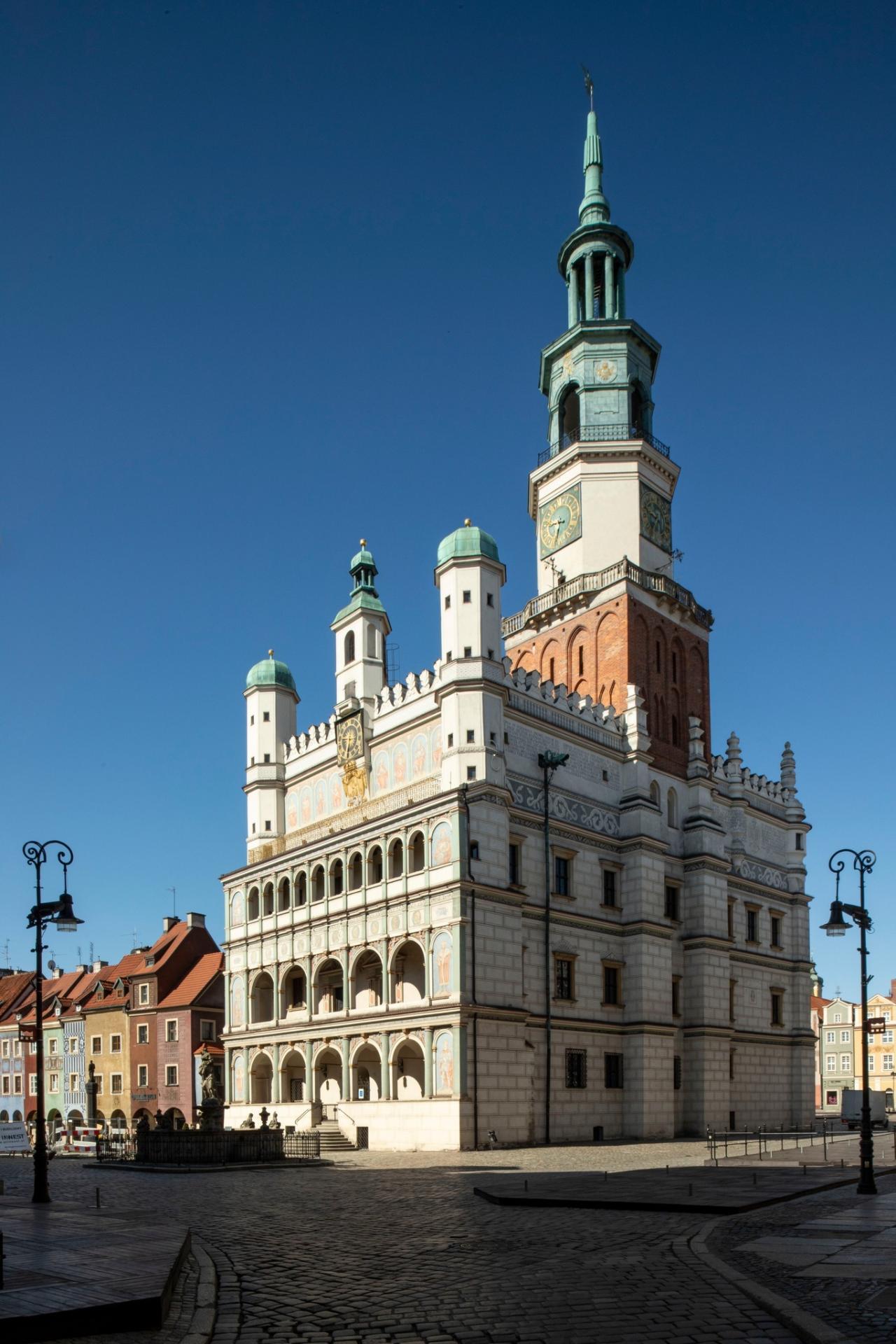 Ruszają prace przy elewacji poznańskiego Ratusza. Budynek będzie częściowo znikał za rusztowaniami