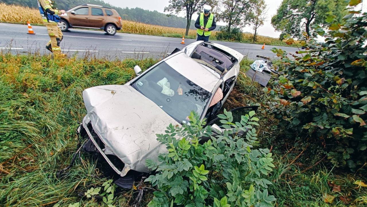 Region. 18-latek nie opanował auta przy wyprzedzaniu i zderzył się z innym samochodem