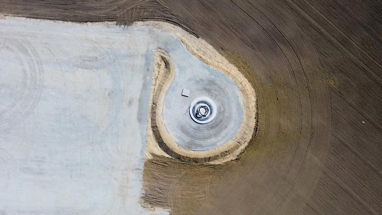 Region. Nocne transporty elementów turbin wiatrowych na jedną z największych farm w kraju. Jest apel do mieszkańców