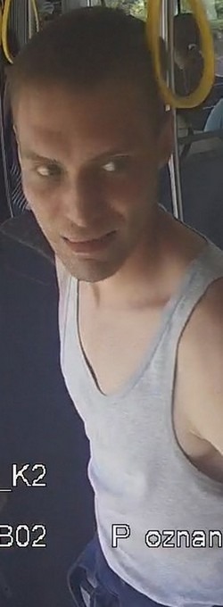 W tramwaju wybito szybę. Poznajesz go?