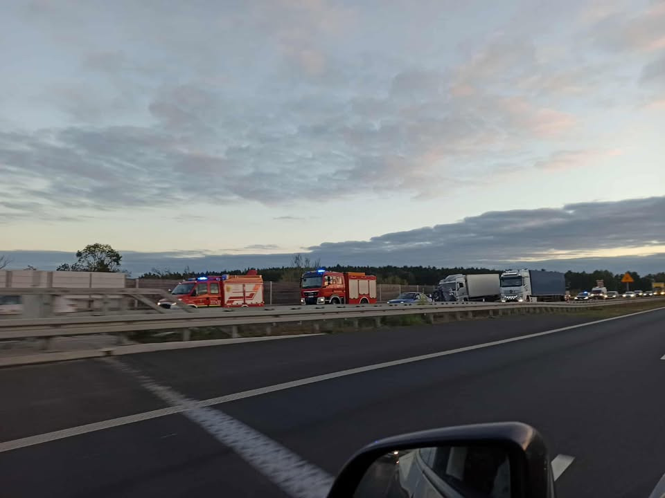 Kierowcy stoją w ogromnym korku na S5 w naszym powiecie. Po zdarzeniu na pasie awaryjnym