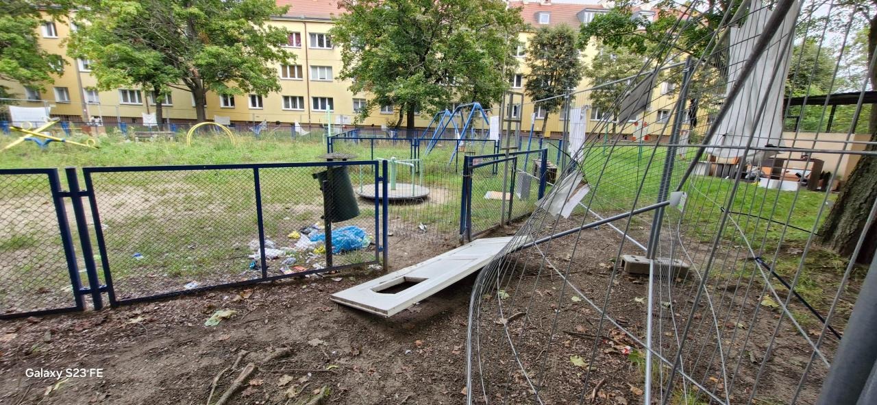 Śmietnisko na ogrodzonym przez właścicieli placu zabaw posprzątane. Ale z placu wciąż nie można korzystać