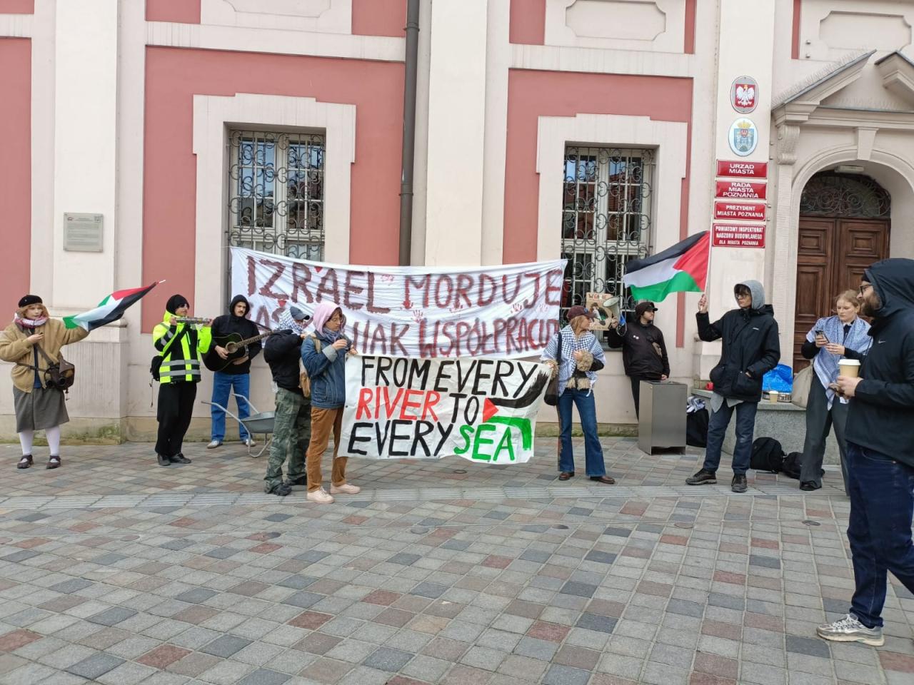 Protest na placu Kolegiackim. Nie podoba im się, iż Jacek Jaśkowiak wybiera się do Izraela