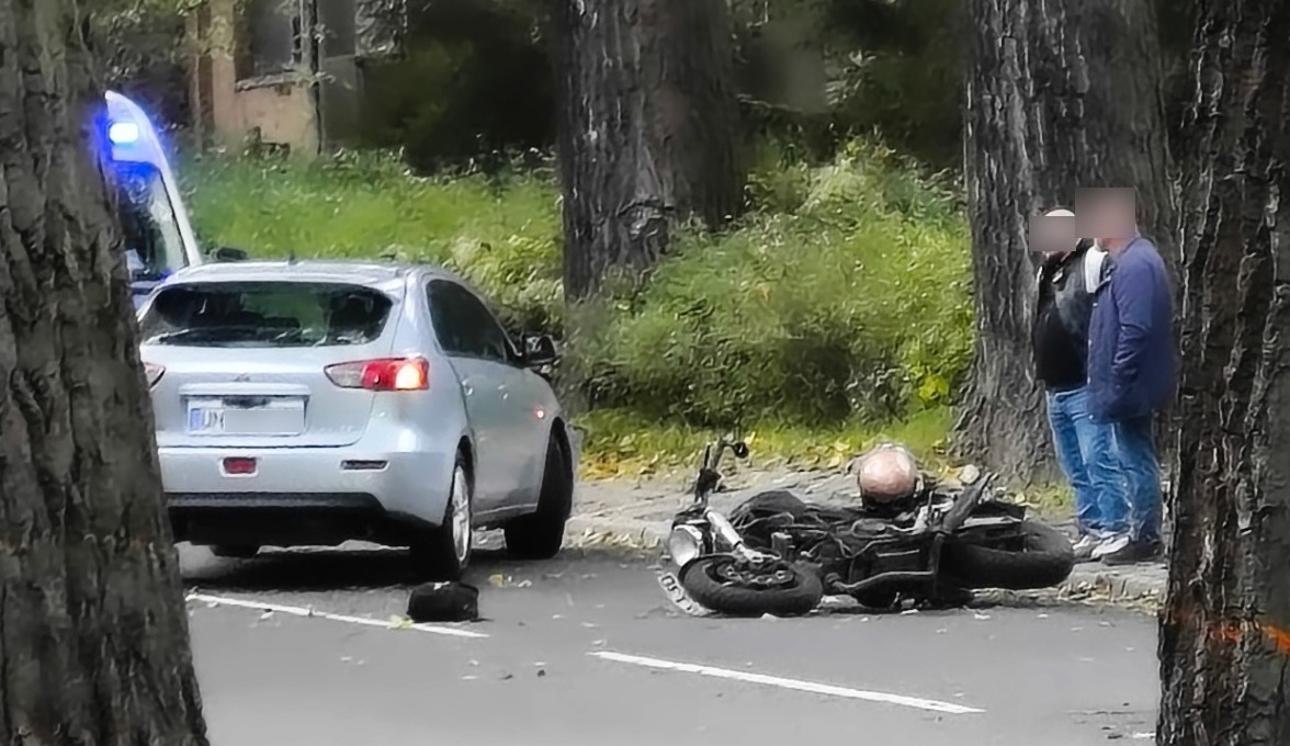 Zderzenie osobówki i motocykla w Poznaniu