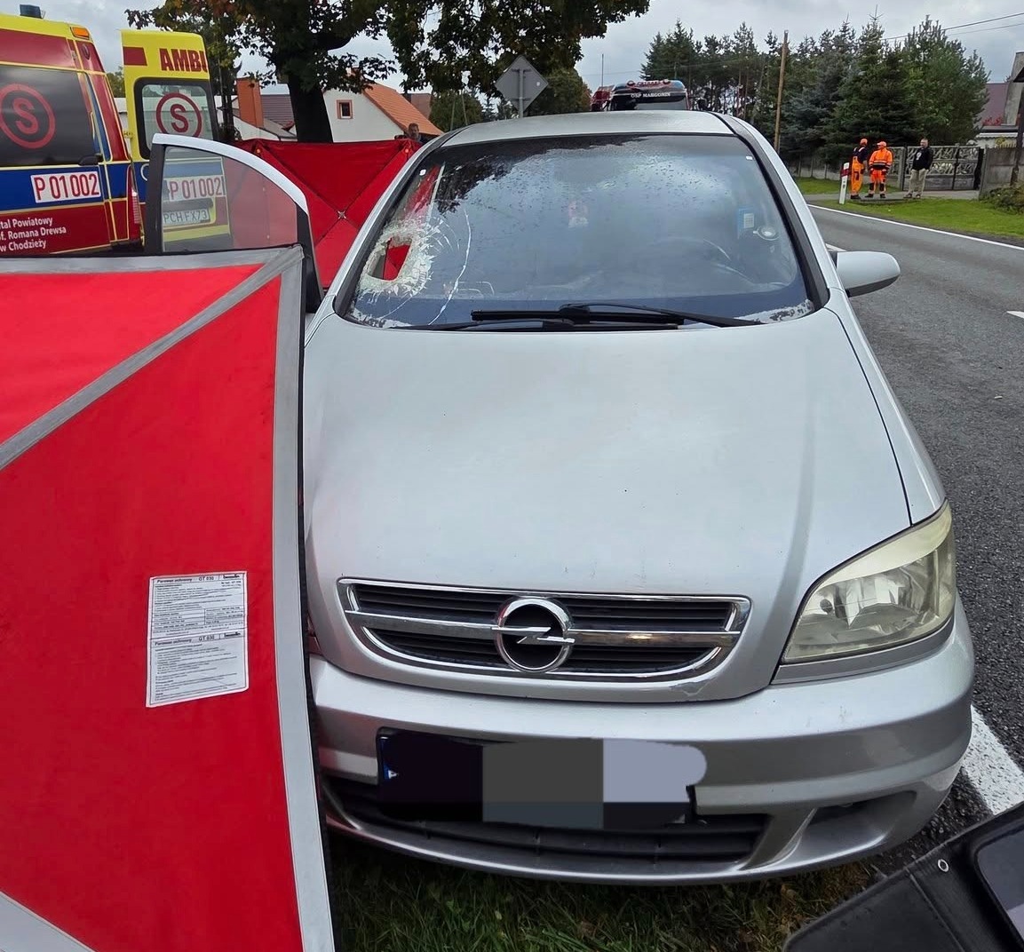 Krok od tragedii na lokalnej drodze. Kamień przebił szybę auta i ranił pasażera, konieczna była reanimacja