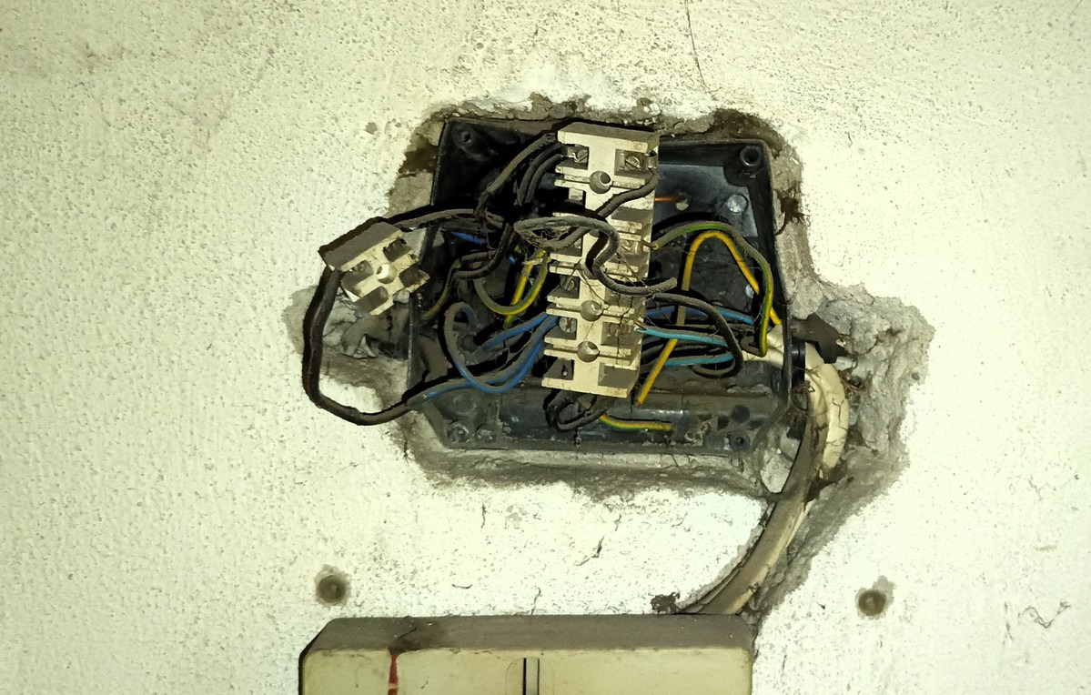 Nielegalna instalacja ujawniona w jednym z mieszkań kamienicy w regionie