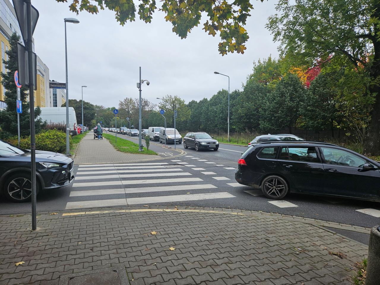 Ogromny korek na jednej z poznańskich ulic. "Zostałem otoczony przez biegaczy"