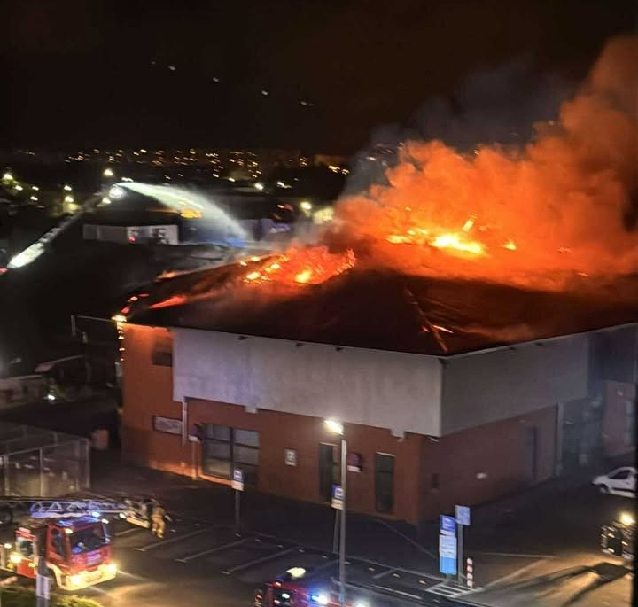 Ogromny pożar w Poznaniu. Sklep i część galerii w ogniu