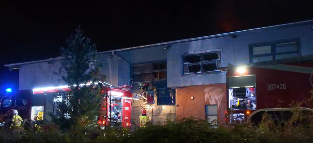 14 zastępów wciąż gasi pożar galerii handlowej w Poznaniu. Ofiarą ognia blisko 200 papug?