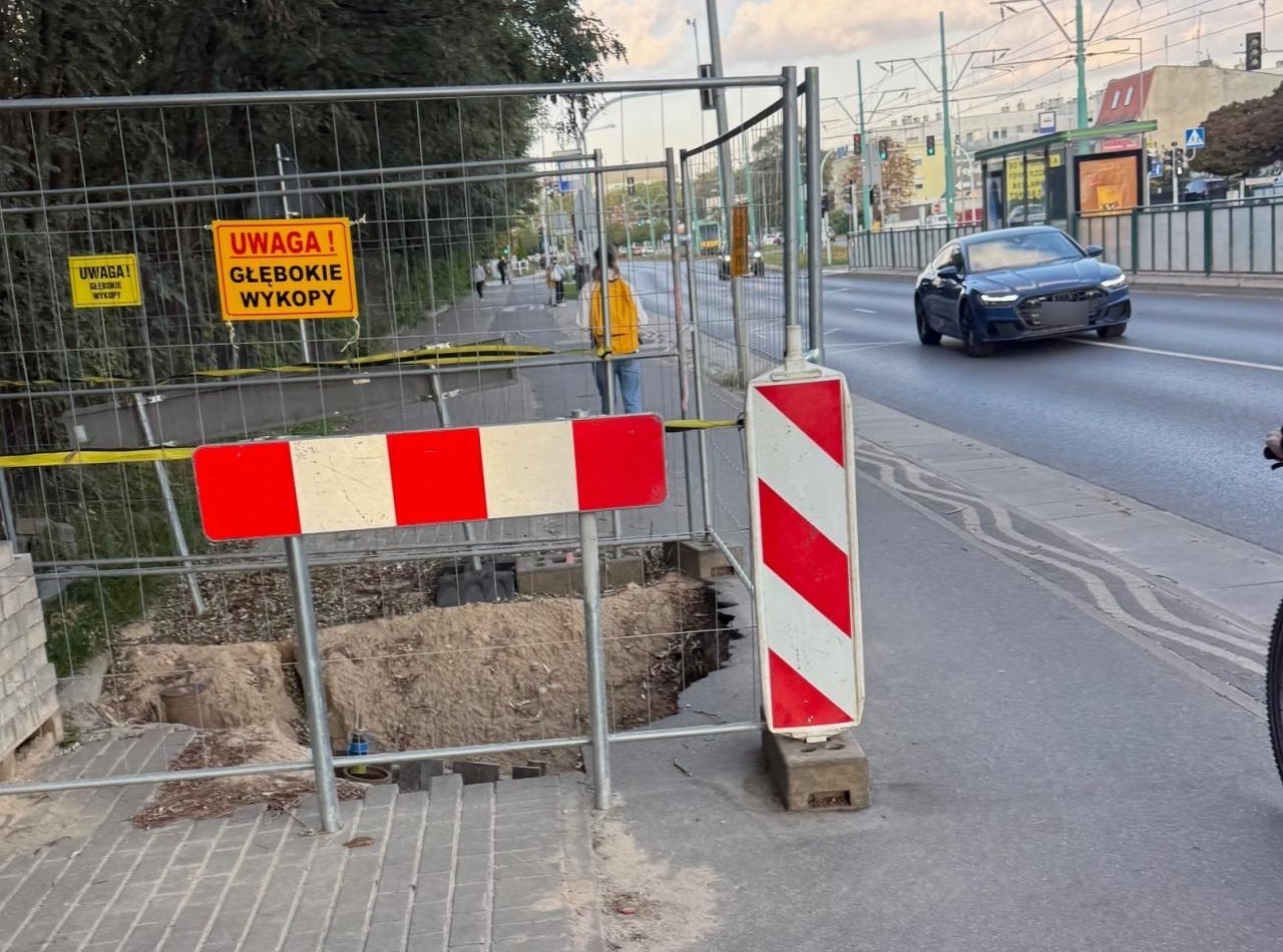 Rozkopany chodnik na Grunwaldzkiej komplikuje życie pieszym i rowerzystom. "W ostatnich 30 dniach nic się tam nie zmieniło"