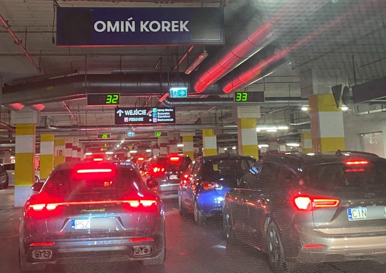 Komunikacyjny armagedon na parkingu Posnanii w sobotę. "Stałem w korku do wyjazdu prawie 40 minut, odradzam wizyty w soboty"
