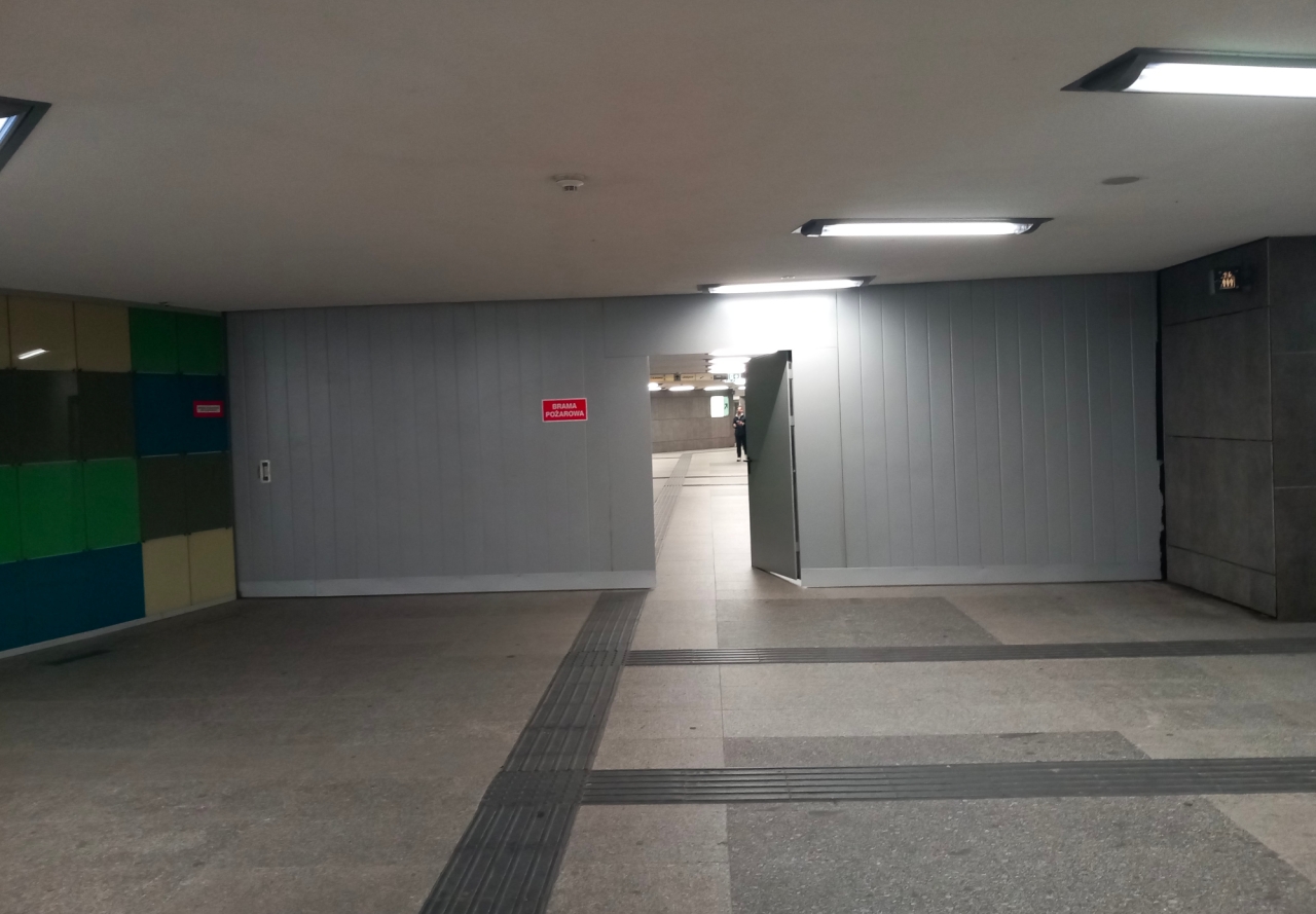 Nietypowy widok w przejściu pod Kaponierą. "Nie dosyć, iż schody ruchome zamknięte, to jeszcze coś takiego"