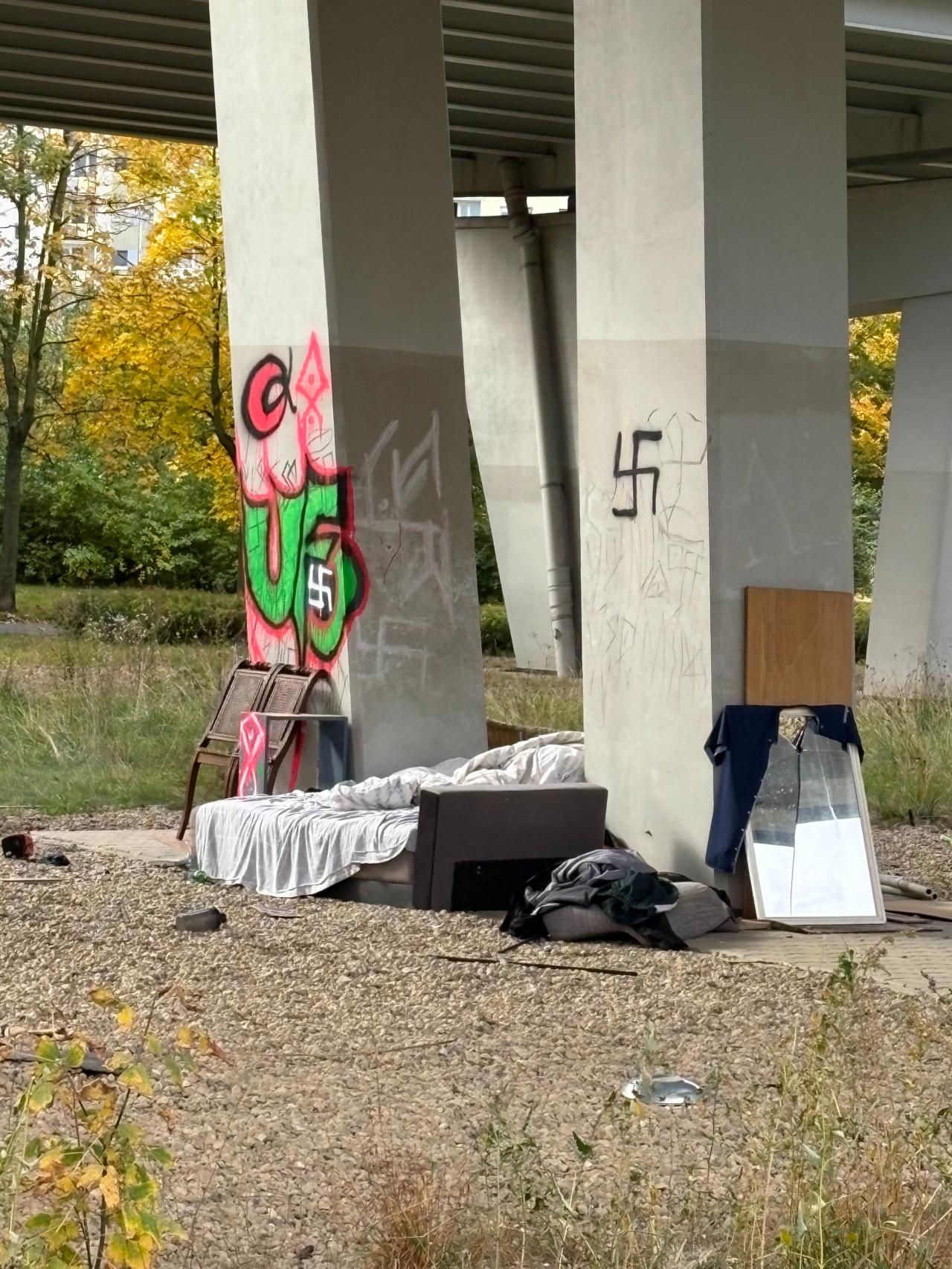 Zamieszkali pod poznańskim wiaduktem. Mieszkańcy skarżą się, iż panowie zaczepiają dzieci i są agresywni