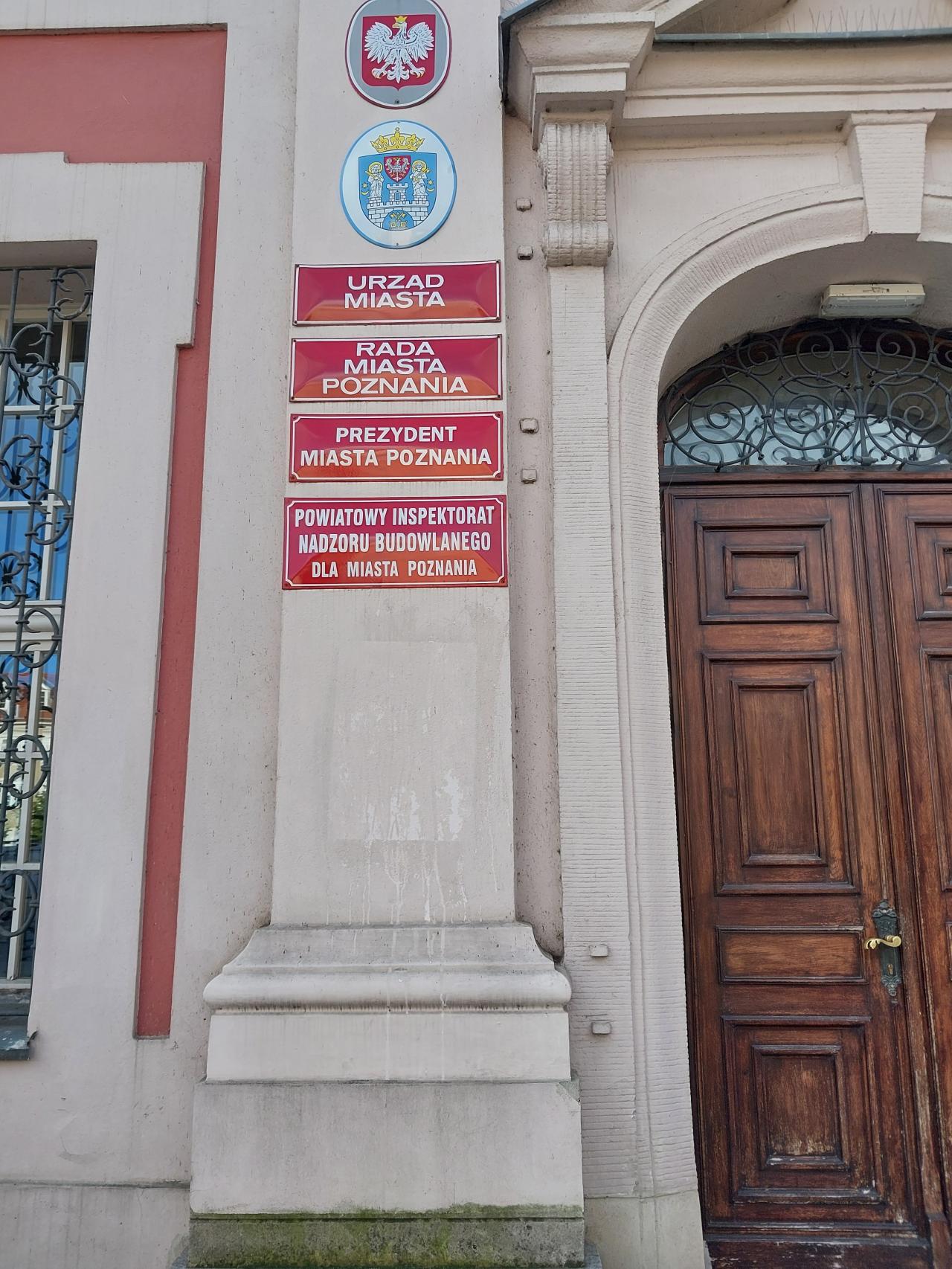 Mieszkaniec mile zaskoczony herbem na budynku Urzędu Miasta Poznania. "Jaśkowiak wywiązuje się ze zobowiązań przedwyborczych"