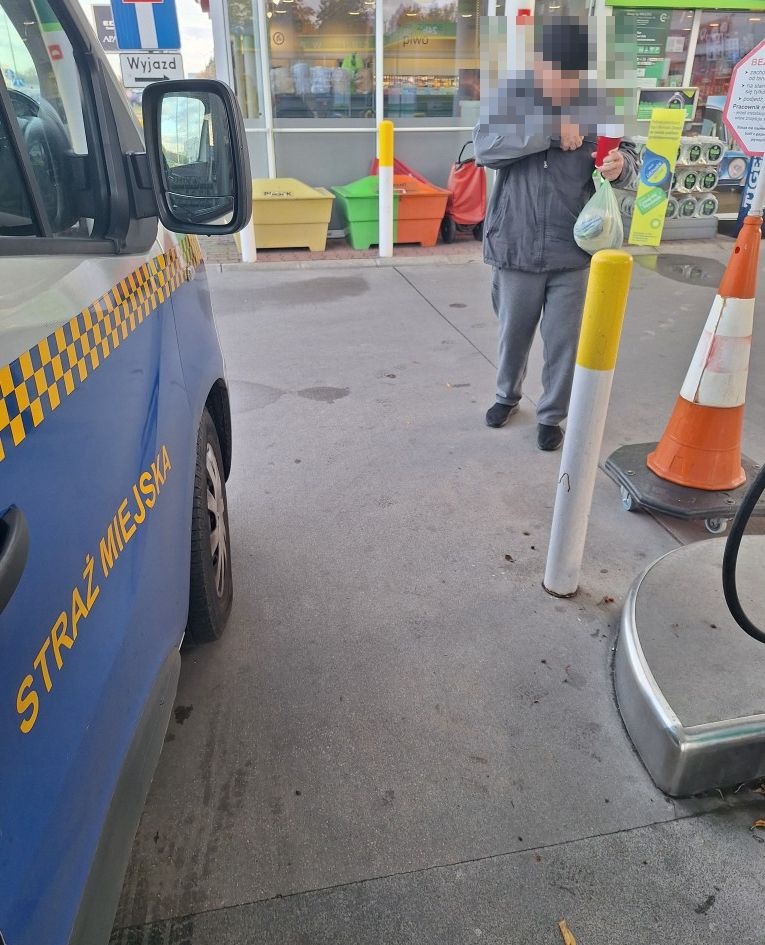 Zdezorientowany mężczyzna nie wie, jak to się stało, iż przyszedł na stację benzynową w klapkach