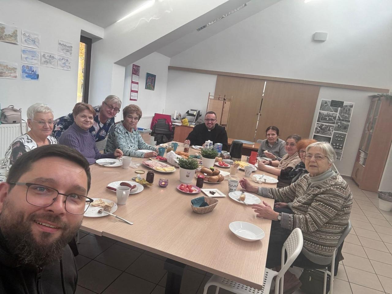 Caritas Poznań zorganizował pierwsze, śniadaniowe spotkanie z seniorami