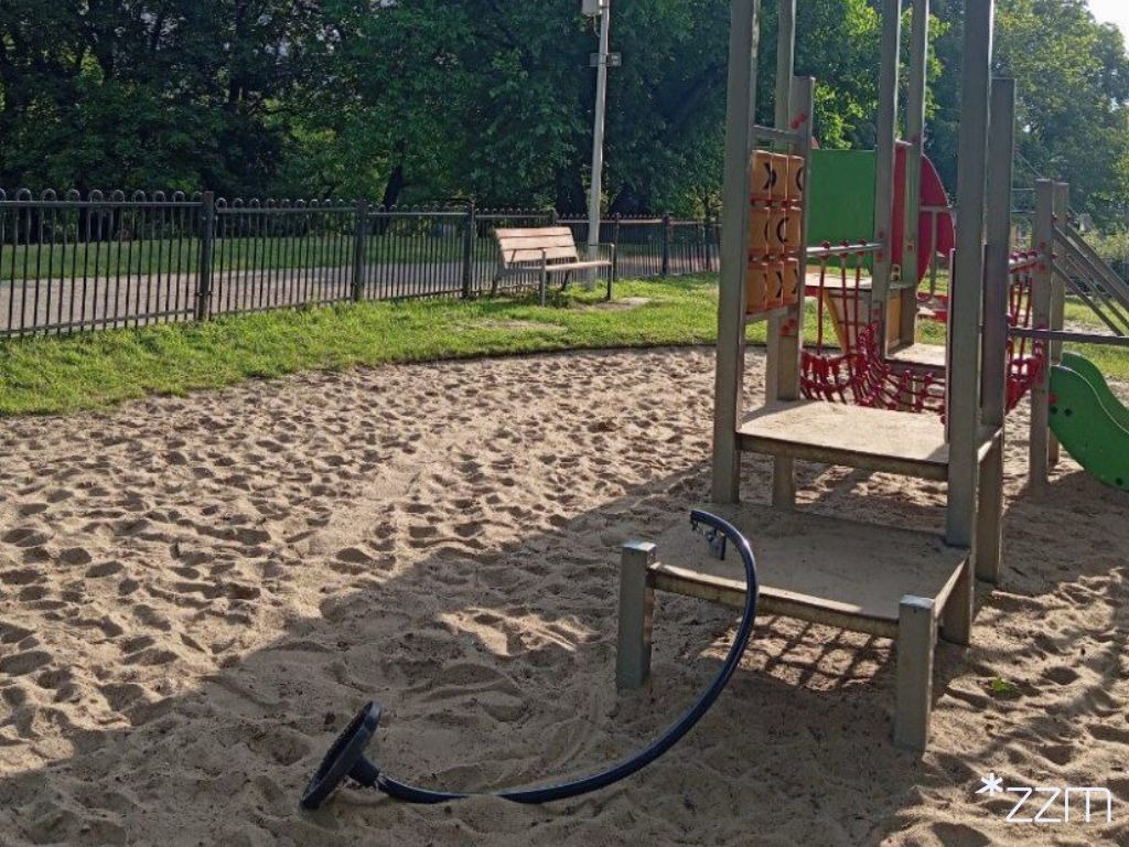 Popularna tyrolka w poznańskim parku zniszczona. Trzeci raz w tym roku