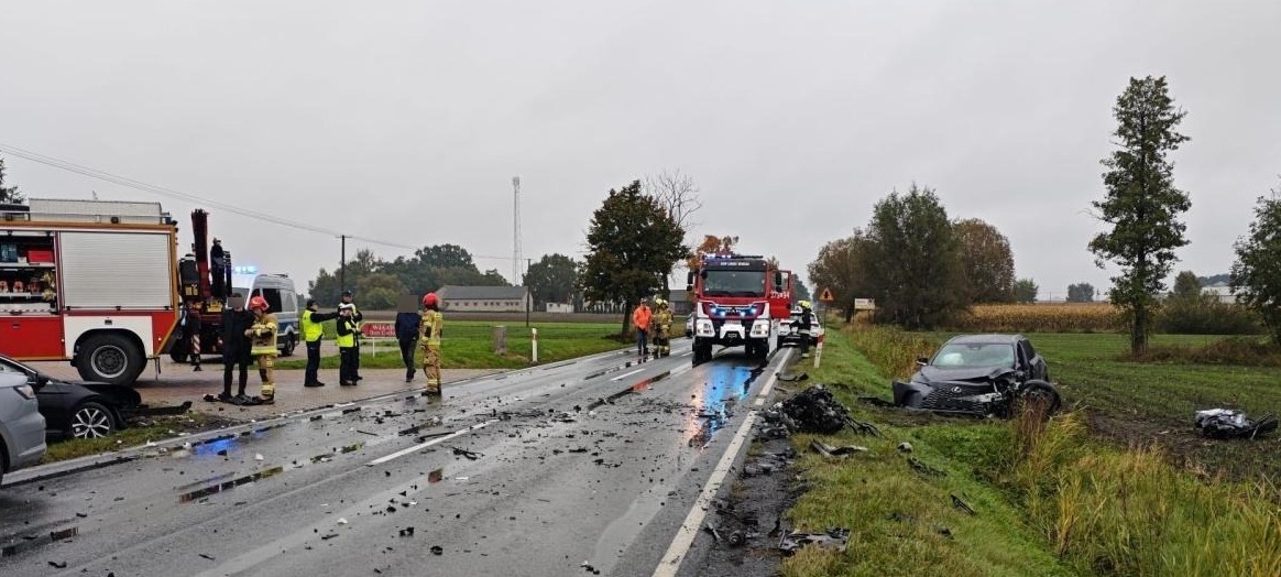 Poważny wypadek na "krajówce" w regionie. Silnik wypadł z auta i uderzył w inny pojazd