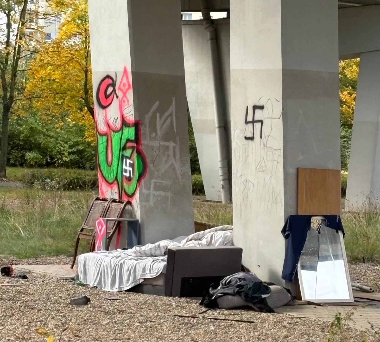 Krzywoustego: nieobyczajne i agresywne zachowanie bezdomnych pod wiaduktem. Interweniowała policja i straż miejska