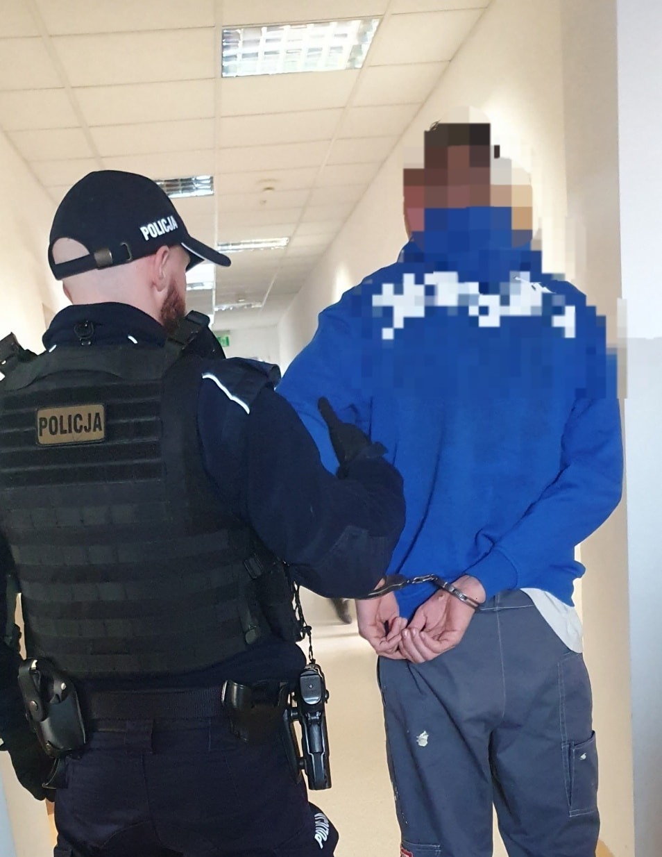 Region. Mężczyzna zranił nożem 48-latka podczas domowej awantury. Straż pożarna siłowo otworzyła drzwi mieszkania