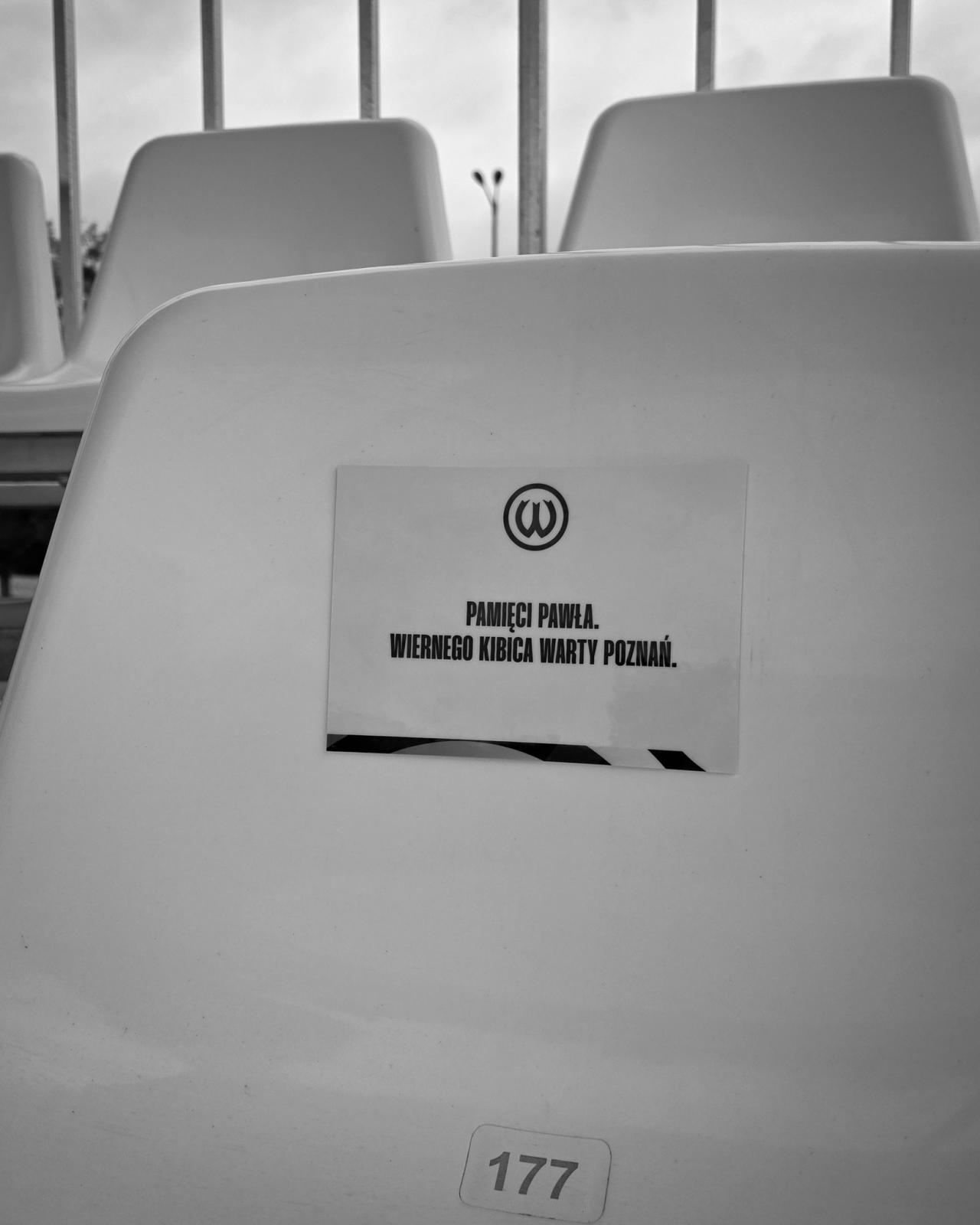 Zmarł wierny kibic Warty Poznań. Uhonorowano go minutą ciszy i tabliczką na jego miejscu