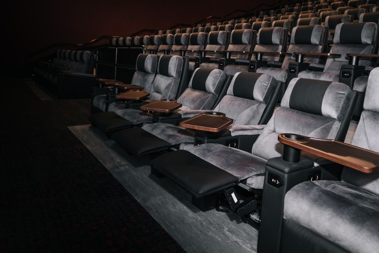 Poznańskie kino już po wielkim remoncie. Są nowe fotele, bar i kinowe eksponaty